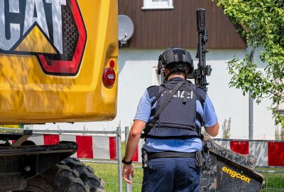 Schwer bewaffnete Polizei umstellt Wohnhaus: Seniorin bedroht Bauarbeiter mit Waffe - Der Streit um eine Baustelle und einen Pflaumenbaum auf einem Grundstück in Eibau, einem Ortsteil der Gemeinde Kottmar, rief am Mittwochvormittag die Polizei auf den Plan. Foto: Xcitepress