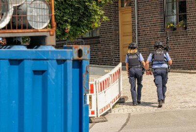 Schwer bewaffnete Polizei umstellt Wohnhaus: Seniorin bedroht Bauarbeiter mit Waffe - Der Streit um eine Baustelle und einen Pflaumenbaum auf einem Grundstück in Eibau, einem Ortsteil der Gemeinde Kottmar, rief am Mittwochvormittag die Polizei auf den Plan. Foto: Xcitepress