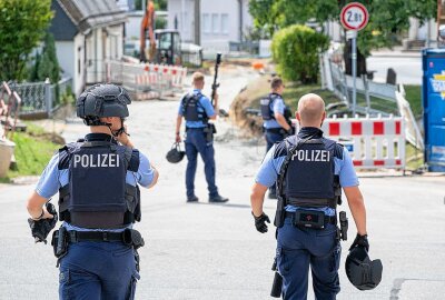 Schwer bewaffnete Polizei umstellt Wohnhaus: Seniorin bedroht Bauarbeiter mit Waffe - Die 85-jährige Bewohnerin eines Gebäudes im Bereich der Baustelle an der Bundesstraße 96 beleidigte offenbar Bauarbeiter und bedrohte diese mit einer Waffe. Foto: Xcitepress