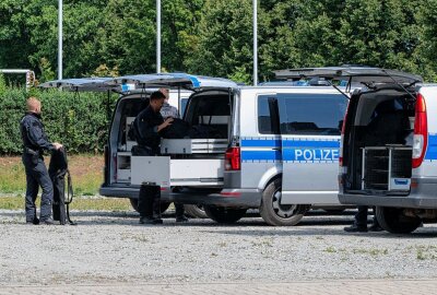 Schwer bewaffnete Polizei umstellt Wohnhaus: Seniorin bedroht Bauarbeiter mit Waffe - Die 85-jährige Bewohnerin eines Gebäudes im Bereich der Baustelle an der Bundesstraße 96 beleidigte offenbar Bauarbeiter und bedrohte diese mit einer Waffe. Foto: Xcitepress