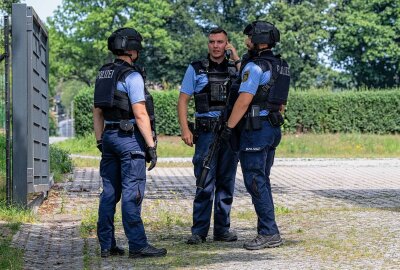 Schwer bewaffnete Polizei umstellt Wohnhaus: Seniorin bedroht Bauarbeiter mit Waffe - Was bislang feststeht, ist, dass es sich bei der Waffe um eine Schreckschusswaffe handelt. Foto: Xcitepress