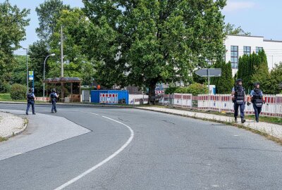 Schwer bewaffnete Polizei umstellt Wohnhaus: Seniorin bedroht Bauarbeiter mit Waffe - Diese wurde von Beamten des Einsatzzuges sichergestellt. Foto: Xcitepress