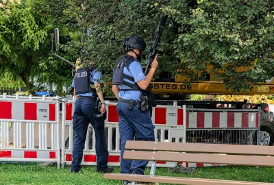 Schwer bewaffnete Polizei umstellt Wohnhaus: Seniorin bedroht Bauarbeiter mit Waffe - Diese wurde von Beamten des Einsatzzuges sichergestellt. Foto: Xcitepress