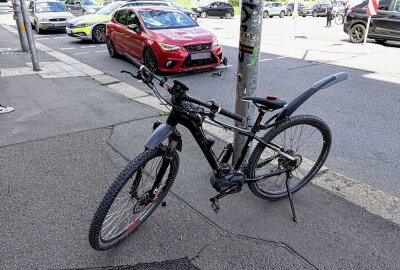 Schwer verletzter Fahrradfahrer: PKW erfasst Kind  in Chemnitz - Schwerer Unfall in Chemnitz. Foto: ChemPic