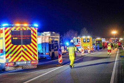 Schwere Kollision auf der S156: Rettungshubschrauber im Einsatz - Aus noch ungeklärter Ursache fuhr ein Wohnmobil einem vorausfahrenden Ford auf. Foto: LausitzNews