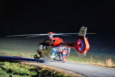 Schwere Kollision auf der S156: Rettungshubschrauber im Einsatz - Aus noch ungeklärter Ursache fuhr ein Wohnmobil einem vorausfahrenden Ford auf. Foto: LausitzNews