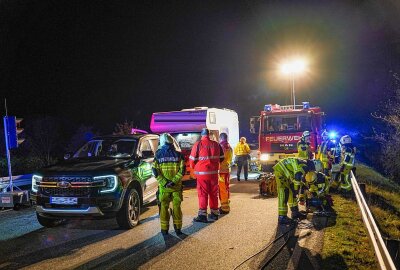 Schwere Kollision auf der S156: Rettungshubschrauber im Einsatz - Eine Person wurde dabei so schwer verletzt, dass sie mit dem Rettungshubschrauber in eine Klinik nach Dresden gebracht wurde. Foto: LausitzNews