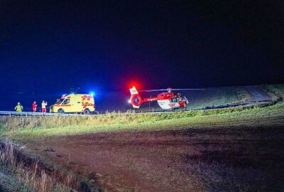 Schwere Kollision auf der S156: Rettungshubschrauber im Einsatz - Eine Person wurde dabei so schwer verletzt, dass sie mit dem Rettungshubschrauber in eine Klinik nach Dresden gebracht wurde. Foto: LausitzNews