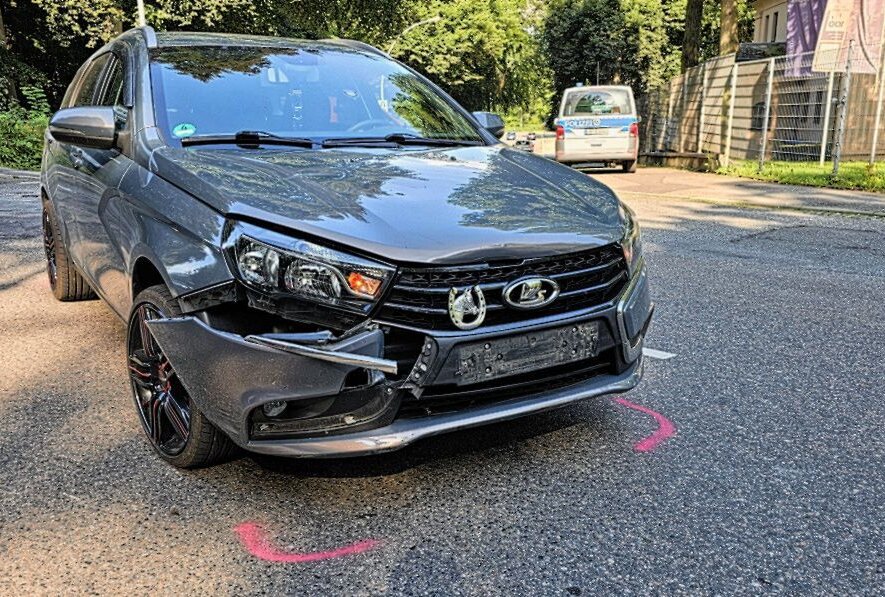 Schwere Verletzungen: Simson kracht in PKW - Auf der Helbersdorfer Straße Ecke Parkstraße krachte gegen 16 Uhr ein KKR Simson in einen PKW Skoda. Foto: Harry Härtel