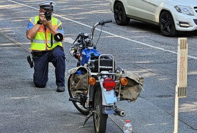 Schwere Verletzungen: Simson kracht in PKW - Auf der Helbersdorfer Straße Ecke Parkstraße krachte gegen 16 Uhr ein KKR Simson in einen PKW Skoda. Foto: Harry Härtel