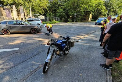 Schwere Verletzungen: Simson kracht in PKW - Der Simsonfahrer wurde schwer verletzt ins Krankenhaus gebracht. Foto: Harry Härtel