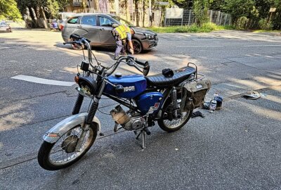 Schwere Verletzungen: Simson kracht in PKW - Der Unfallhergang wird noch ermittelt. Der Verkehr wurde nach Abschluss der Rettungsarbeiten an der Unfallstelle vorbei geleitet. Foto: Harry Härtel