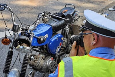 Schwere Verletzungen: Simson kracht in PKW - Der Unfallhergang wird noch ermittelt. Der Verkehr wurde nach Abschluss der Rettungsarbeiten an der Unfallstelle vorbei geleitet. Foto: Harry Härtel