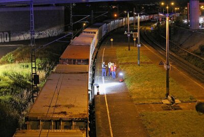 Schwerer Bahnunfall: Frau beim Überqueren der Gleise von Güterzug erfasst - In Dresden kam es zu einem schweren Bahnunfall. Foto: Roland Halkasch