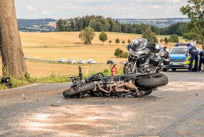 Schwerer Bikerunfall auf S222 im Erzgebirge: Rettungshubschrauber im Einsatz - Auf der S222 kam es zu einem schweren Unfall mit Bikern. Foto: André März