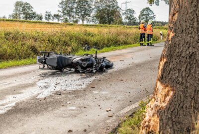 Schwerer Bikerunfall auf S222 im Erzgebirge: Rettungshubschrauber im Einsatz - Nach ersten Informationen wurden zwei Personen verletzt. Foto: André März