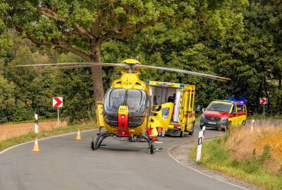 Schwerer Bikerunfall auf S222 im Erzgebirge: Rettungshubschrauber im Einsatz - Ein Rettungshubschrauber war im Einsatz. Foto: André März