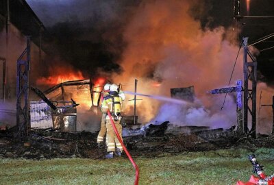 Schwerer Brand bei Lagerhalle: 50 Kameraden versuchten, Feuer zu löschen -  Die Flammen drohten bereits auf die Halle überzugreifen. Foto: Roland Halkasch