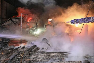 Schwerer Brand bei Lagerhalle: 50 Kameraden versuchten, Feuer zu löschen -  Die Flammen drohten bereits auf die Halle überzugreifen. Foto: Roland Halkasch