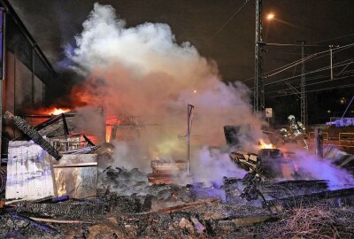 Schwerer Brand bei Lagerhalle: 50 Kameraden versuchten, Feuer zu löschen -  Die Flammen drohten bereits auf die Halle überzugreifen. Foto: Roland Halkasch