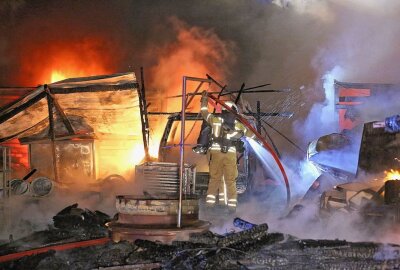 Schwerer Brand bei Lagerhalle: 50 Kameraden versuchten, Feuer zu löschen -  Die Flammen drohten bereits auf die Halle überzugreifen. Foto: Roland Halkasch