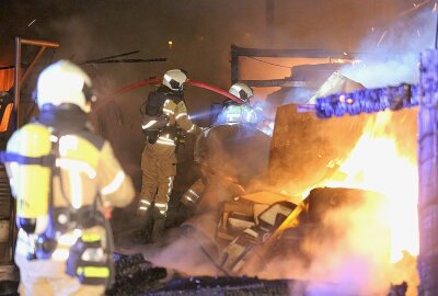 Schwerer Brand bei Lagerhalle: 50 Kameraden versuchten, Feuer zu löschen -  Die Flammen drohten bereits auf die Halle überzugreifen. Foto: Roland Halkasch