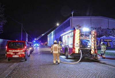 Schwerer Brand bei Lagerhalle: 50 Kameraden versuchten, Feuer zu löschen -  Die Flammen drohten bereits auf die Halle überzugreifen. Foto: Roland Halkasch