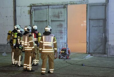 Schwerer Brand bei Lagerhalle: 50 Kameraden versuchten, Feuer zu löschen -  Die Flammen drohten bereits auf die Halle überzugreifen. Foto: Roland Halkasch