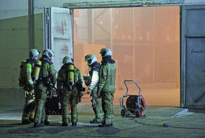 Schwerer Brand bei Lagerhalle: 50 Kameraden versuchten, Feuer zu löschen -  Die Flammen drohten bereits auf die Halle überzugreifen. Foto: Roland Halkasch