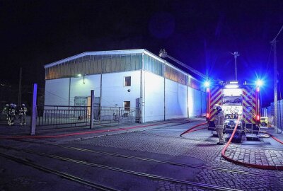 Schwerer Brand bei Lagerhalle: 50 Kameraden versuchten, Feuer zu löschen -  Die Flammen drohten bereits auf die Halle überzugreifen. Foto: Roland Halkasch