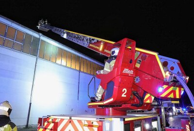 Schwerer Brand bei Lagerhalle: 50 Kameraden versuchten, Feuer zu löschen -  Die Flammen drohten bereits auf die Halle überzugreifen. Foto: Roland Halkasch