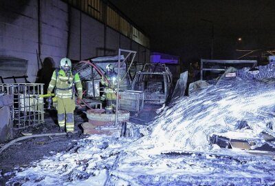 Schwerer Brand bei Lagerhalle: 50 Kameraden versuchten, Feuer zu löschen -  Die Flammen drohten bereits auf die Halle überzugreifen. Foto: Roland Halkasch