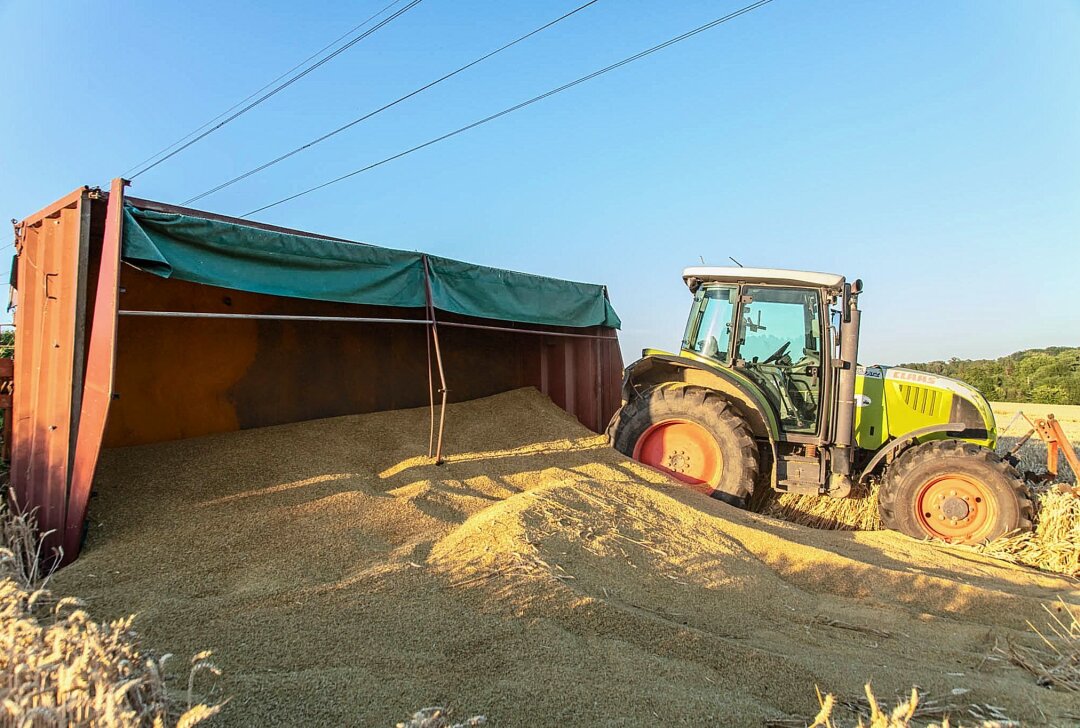 Schwerer Motorradunfall: Traktor weicht aus und kippt aufs Feld - Am Mittwochabend kam es auf der B7 zu einem schweren Motorradunfall, bei dem in Traktor ausweichen musste und seine Ladung auf ein Feld gekippt wurde. Foto: André März