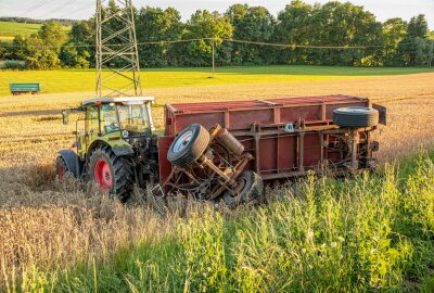 Schwerer Motorradunfall: Traktor weicht aus und kippt aufs Feld - Am Mittwochabend kam es auf der B7 zu einem schweren Motorradunfall, bei dem in Traktor ausweichen musste und seine Ladung auf ein Feld gekippt wurde. Foto: André März