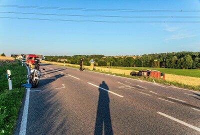 Schwerer Motorradunfall: Traktor weicht aus und kippt aufs Feld - Am Mittwochabend kam es auf der B7 zu einem schweren Motorradunfall, bei dem in Traktor ausweichen musste und seine Ladung auf ein Feld gekippt wurde. Foto: André März