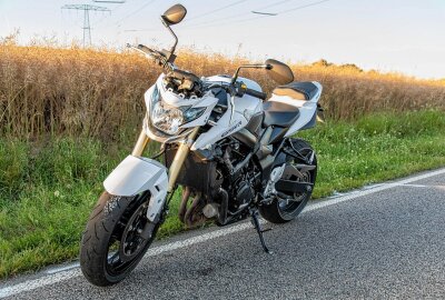 Schwerer Motorradunfall: Traktor weicht aus und kippt aufs Feld - Am Mittwochabend kam es auf der B7 zu einem schweren Motorradunfall, bei dem in Traktor ausweichen musste und seine Ladung auf ein Feld gekippt wurde. Foto: André März