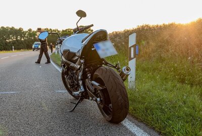 Schwerer Motorradunfall: Traktor weicht aus und kippt aufs Feld - Am Mittwochabend kam es auf der B7 zu einem schweren Motorradunfall, bei dem in Traktor ausweichen musste und seine Ladung auf ein Feld gekippt wurde. Foto: André März