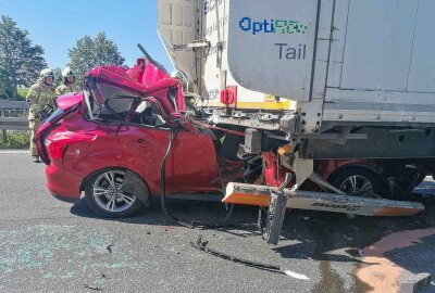 Schwerer Unfall auf A4: PKW kracht in LKW - Der Fahrer wird schwer verletzt. Foto: xcitepress