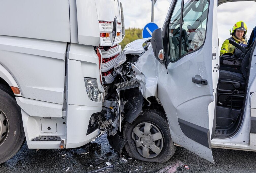 Schwerer Unfall Auf B169 In Rodewisch: LKW Kollidiert Mit Transporter