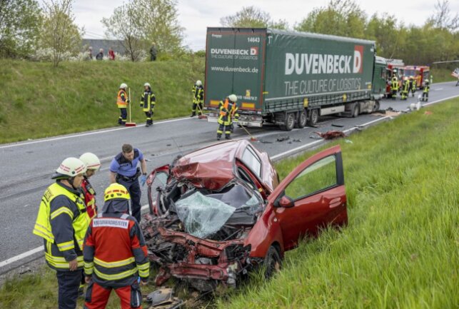 Schwerer Unfall Auf B174: Dacia Kracht Frontal In LKW