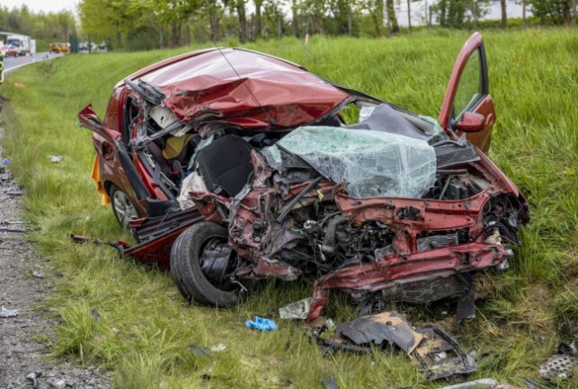 Schwerer Unfall Auf B174: Dacia Kracht Frontal In LKW