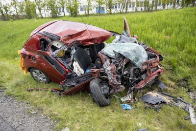 Schwerer Unfall auf B174: Dacia kracht frontal in LKW - Schwerer Verkehrsunfall am Freitagnachmittag gegen 15 Uhr auf der B 174 bei Marienberg. Foto:Bernd März