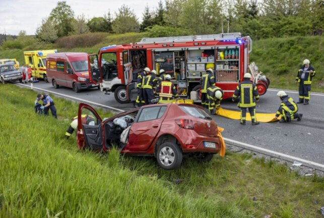 Schwerer Unfall Auf B174: Dacia Kracht Frontal In LKW