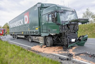 Schwerer Unfall auf B174: Dacia kracht frontal in LKW - Schwerer Verkehrsunfall am Freitagnachmittag gegen 15 Uhr auf der B 174 bei Marienberg. Foto:Bernd März