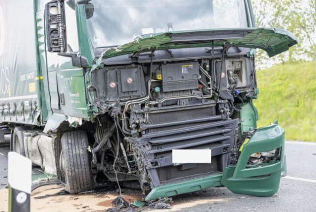 Schwerer Unfall Auf B174: Dacia Kracht Frontal In LKW