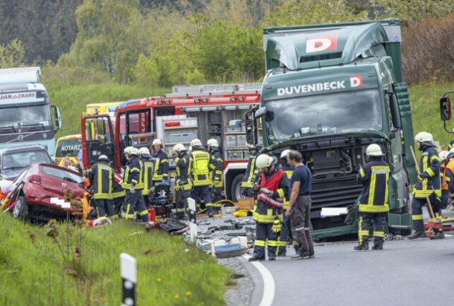 Schwerer Unfall Auf B174: Dacia Kracht Frontal In LKW