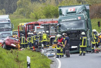 Schwerer Unfall auf B174: Dacia kracht frontal in LKW - Schwerer Verkehrsunfall am Freitagnachmittag gegen 15 Uhr auf der B 174 bei Marienberg. Foto:Bernd März