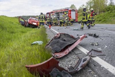 Schwerer Unfall auf B174: Dacia kracht frontal in LKW - Schwerer Verkehrsunfall am Freitagnachmittag gegen 15 Uhr auf der B 174 bei Marienberg. Foto:Bernd März