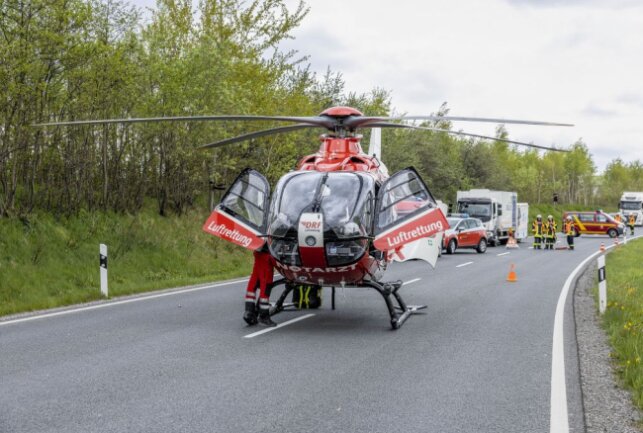 Schwerer Unfall Auf B174: Dacia Kracht Frontal In LKW