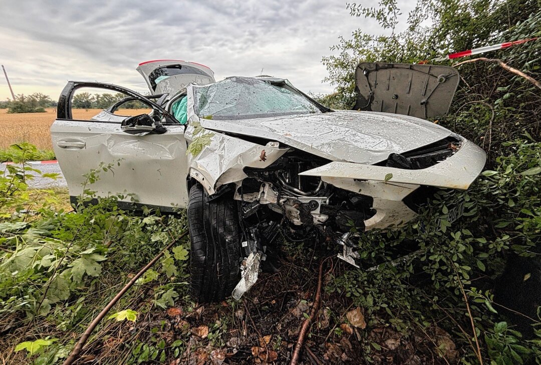 Schwerer Unfall auf B6: PKW prallt gegen Baum und überschlägt sich - Am Dienstagabend kam es auf der B6 bei Klipphausen zu einem Verkehrsunfall mit drei Verletzten. Foto: Roland Halkasch